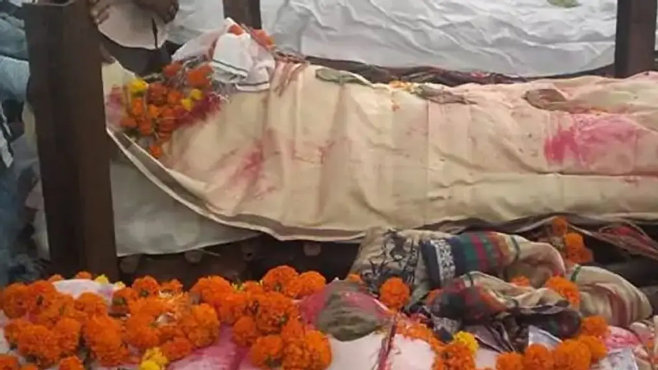 दिल को झकझोर देने वाली तस्वीर: एक घर से साथ उठीं 4 अर्थियां, पिता ने कांपते हाथों से जलाईं बेटों की चिता दिल को झकझोर देने वाली तस्वीर: एक घर से साथ उठीं 4 अर्थियां, पिता ने कांपते हाथों से जलाईं बेटों की चिता