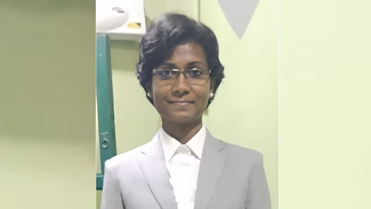 'ഇപ്പോൾ നിങ്ങളുടെ ഹീറോ എവിടെയുണ്ട്'വീട്ടീൽ കള്ളൻ കയറിയ അന്നുതുടങ്ങി, സിവിൽ സർവീസ് റാങ്കുകാരിയായ അശ്വതിയുടെ കഥ 'ഇപ്പോൾ നിങ്ങളുടെ ഹീറോ എവിടെയുണ്ട്'വീട്ടീൽ കള്ളൻ കയറിയ അന്നുതുടങ്ങി, സിവിൽ സർവീസ് റാങ്കുകാരിയായ അശ്വതിയുടെ കഥ