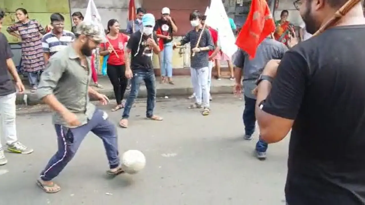 কৃষকদের ডাকা বনধকে সমর্থন সিপিএমের, যাদবপুরে রাস্তায় পাশে ফুটবল খেললেন যুব কর্মীরা