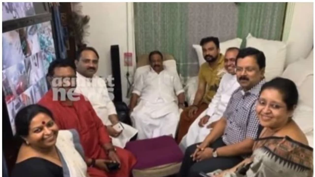 '25 ലക്ഷം കൈമാറിയത് സുധാകരന്റെ സാന്നിധ്യത്തില്'; കെ സുധാകരന് മോന്സന്റെ തട്ടിപ്പിന് സഹായിച്ചെന്ന് പരാതി '25 ലക്ഷം കൈമാറിയത് സുധാകരന്റെ സാന്നിധ്യത്തില്'; കെ സുധാകരന് മോന്സന്റെ തട്ടിപ്പിന് സഹായിച്ചെന്ന് പരാതി