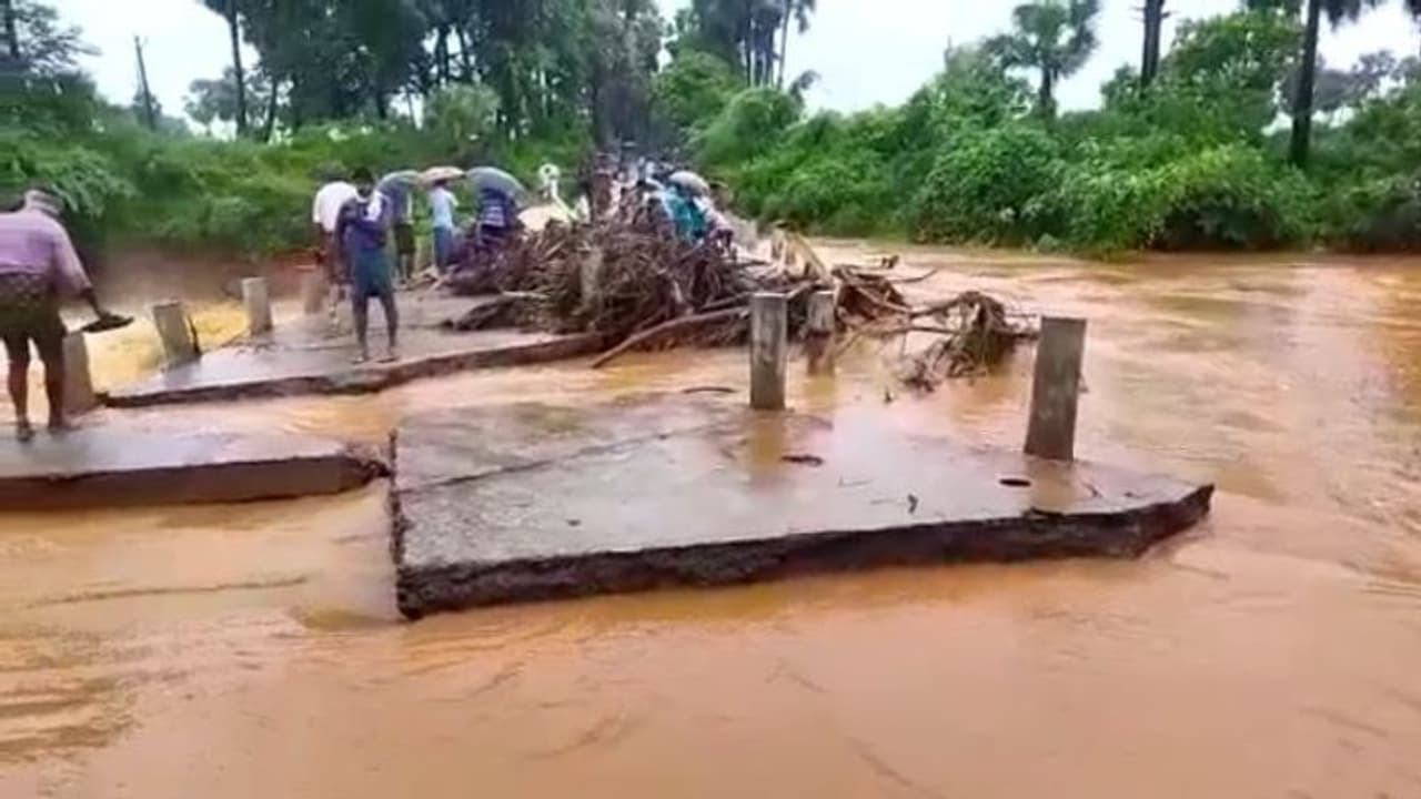 Cyclone Gulab:ఏపీలో వర్ష భీభత్సం... కొట్టుకుపోతున్న వంతెనలు, విరిగిపడుతున్న చెట్లు (వీడియో) Cyclone Gulab:ఏపీలో వర్ష భీభత్సం... కొట్టుకుపోతున్న వంతెనలు, విరిగిపడుతున్న చెట్లు (వీడియో)