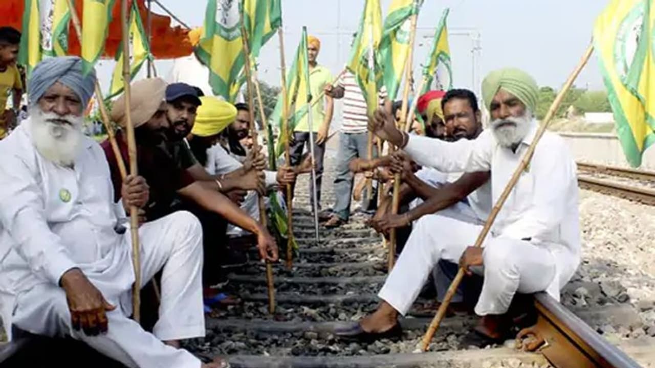 लखीमपुर खीरी हिंसा : किसानों की चेतावनी, मांग नहीं मानी तो 18 अक्टूबर को देशभर में रोकेंगे ट्रेन लखीमपुर खीरी हिंसा : किसानों की चेतावनी, मांग नहीं मानी तो 18 अक्टूबर को देशभर में रोकेंगे ट्रेन