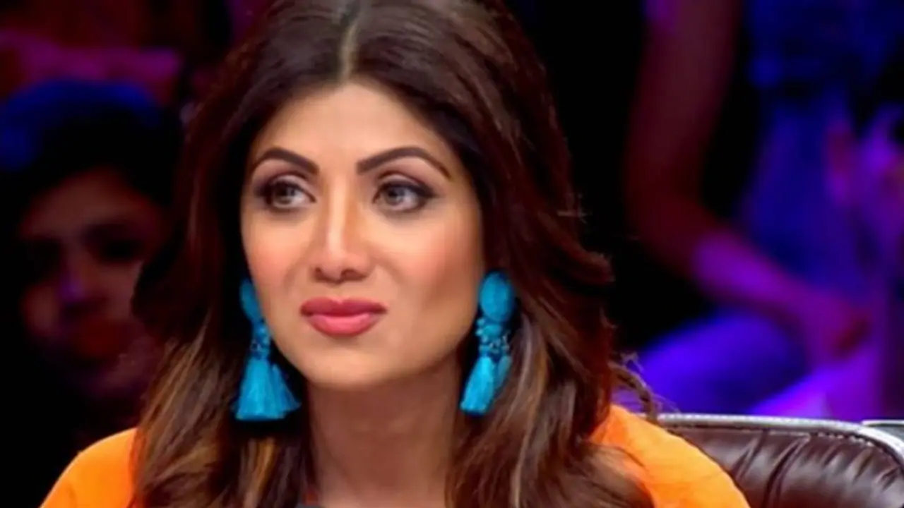 অবাক কাণ্ড, এ কেমন হেয়ার স্টাইল, মাথার নিচের অংশের চুল উধাও শিল্পার অবাক কাণ্ড, এ কেমন হেয়ার স্টাইল, মাথার নিচের অংশের চুল উধাও শিল্পার