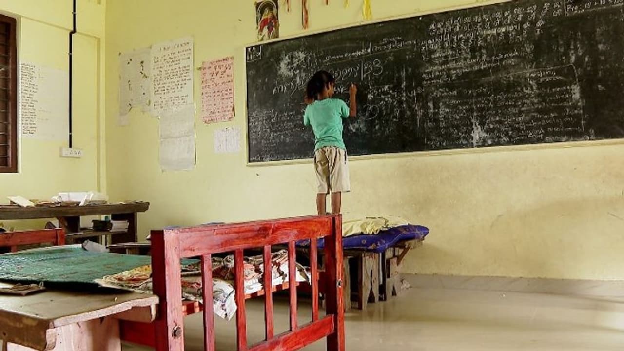 6 முதல் 8 ஆம் வகுப்புகளுக்கு பள்ளிகள் திறப்பு எப்போது…? இன்று மாலை அறிவிப்பை வெளியிடுகிறார் மு.க.ஸ்டாலின்..! 6 முதல் 8 ஆம் வகுப்புகளுக்கு பள்ளிகள் திறப்பு எப்போது…? இன்று மாலை அறிவிப்பை வெளியிடுகிறார் மு.க.ஸ்டாலின்..!