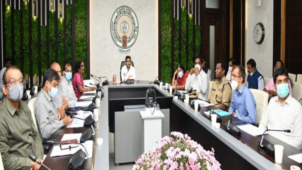 ఏపీ: రైతుల ఖాతాల్లోకి ఒకేసారి మూడు పథకాల డబ్బులు.. మీట నొక్కి విడుదల చేసిన జగన్ ఏపీ: రైతుల ఖాతాల్లోకి ఒకేసారి మూడు పథకాల డబ్బులు.. మీట నొక్కి విడుదల చేసిన జగన్