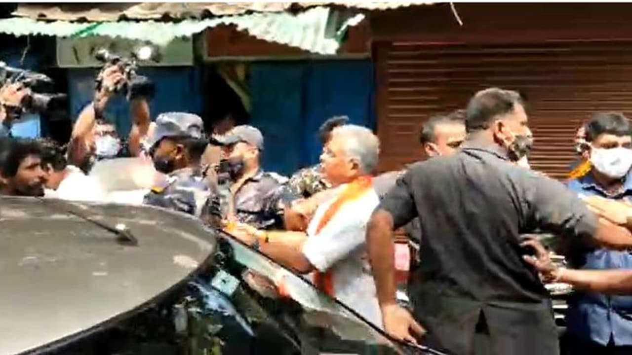 Bhabanipur By Election:ভবানীপুরে ধুন্ধুমারকাণ্ডে দিলীপের উপর হামলার ঘটনায় গ্রেফতার ৮ Bhabanipur By Election:ভবানীপুরে ধুন্ধুমারকাণ্ডে দিলীপের উপর হামলার ঘটনায় গ্রেফতার ৮