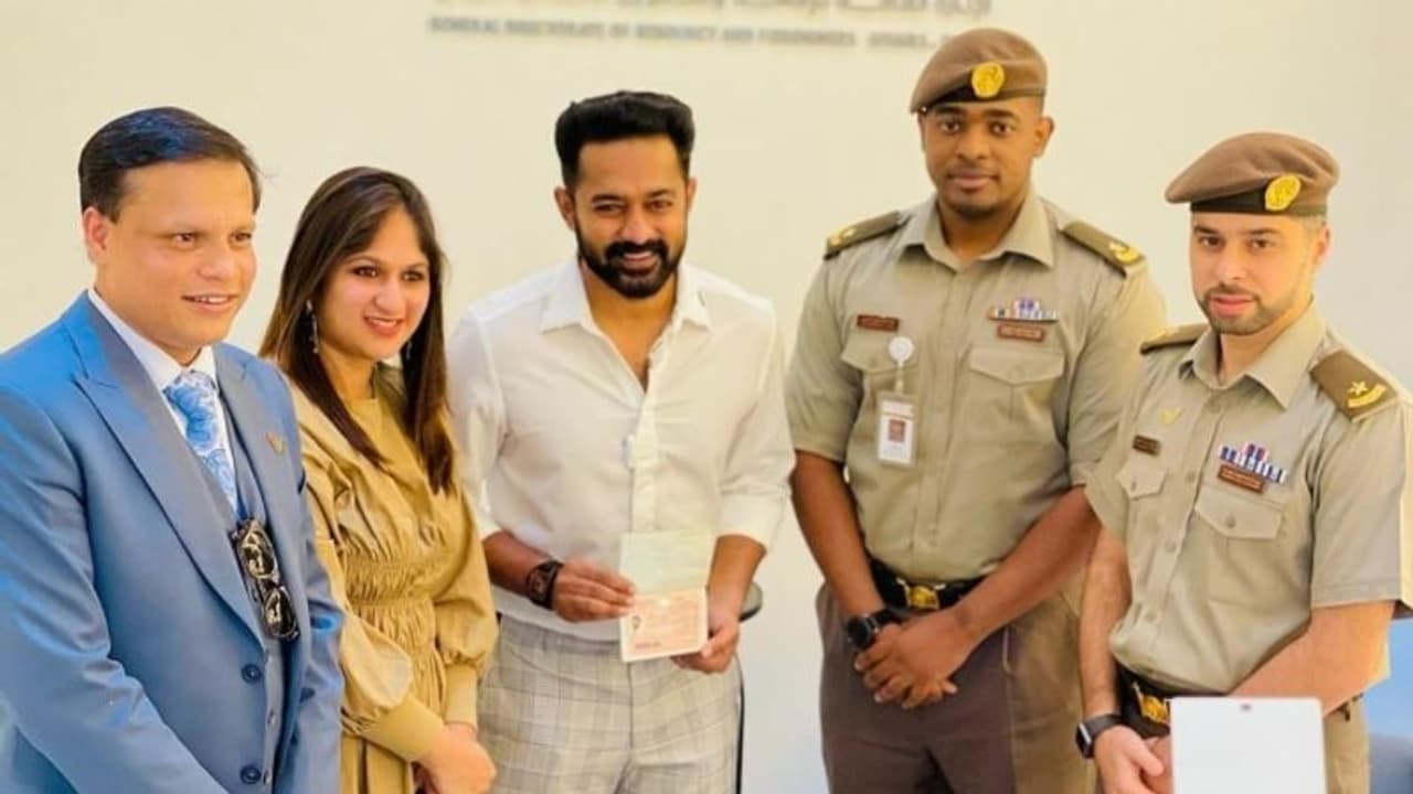 യുഎഇ ഗോള്ഡന് വിസ സ്വീകരിച്ച് ആസിഫ് അലി യുഎഇ ഗോള്ഡന് വിസ സ്വീകരിച്ച് ആസിഫ് അലി