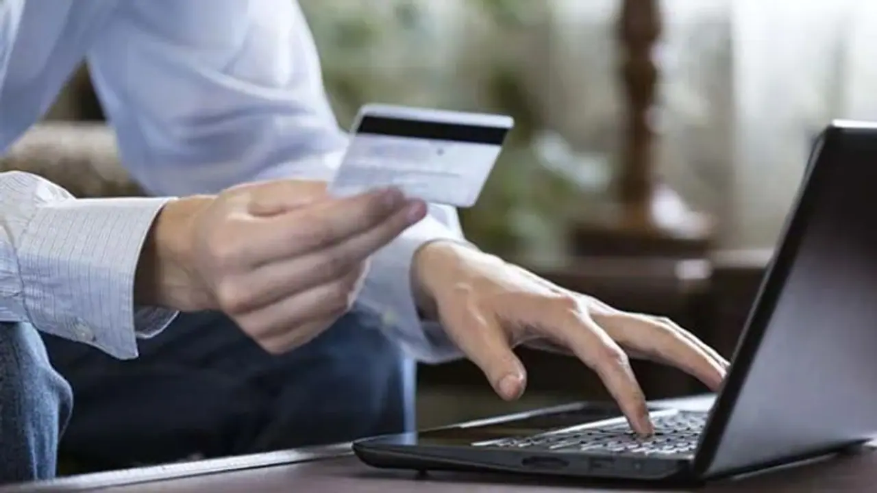 Credit Card Use: ಕ್ರೆಡಿಟ್ ಕಾರ್ಡ್ ಬಳಸೋವಾಗ ಈ 6 ಸ್ಮಾರ್ಟ್ ವಿಧಾನ ಬಳಸಿ, ಬಡ್ಡಿ ಚಿಂತೆ ಬಿಟ್ಹಾಕಿ!