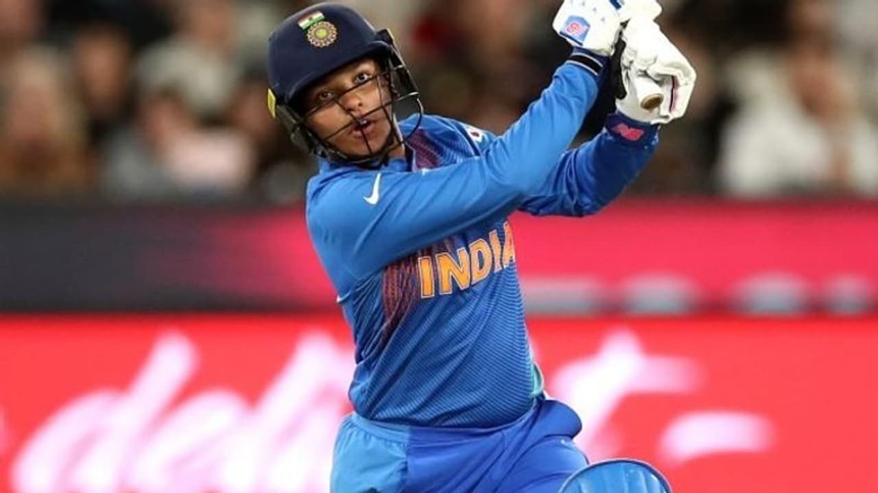 ভারত পাকিস্তান হাইভোল্টেজ ম্যাচ চলাকালীন সানস্ট্রোকে আক্রান্ত রিচা ঘোষ, উদ্বিগ্ন ক্রিড়া জগৎ ভারত পাকিস্তান হাইভোল্টেজ ম্যাচ চলাকালীন সানস্ট্রোকে আক্রান্ত রিচা ঘোষ, উদ্বিগ্ন ক্রিড়া জগৎ