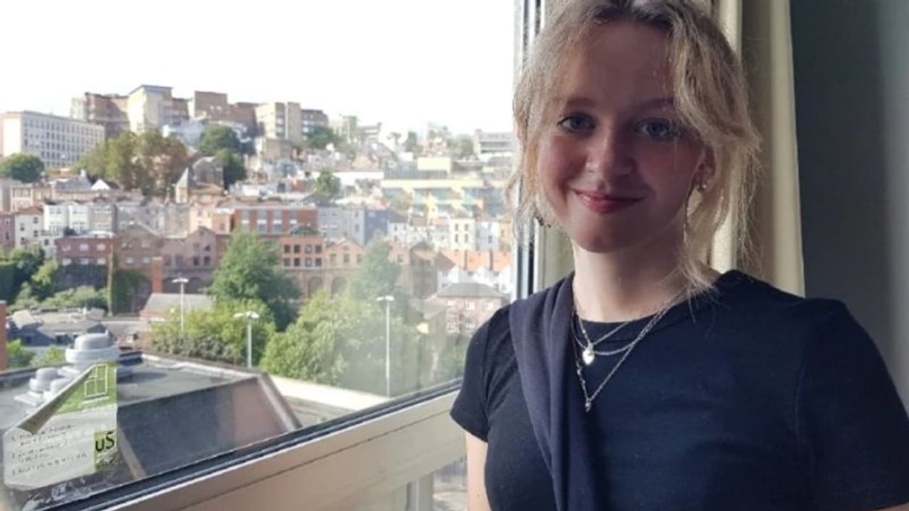 അന്ന് ലുക്കീമിയക്കെതിരെ അവൾ പോരാടിയ ഇടം; ഇന്ന് അവിടെ ഉപരിപഠനത്തിന്; വൈറലായി ഒരച്ഛന്റെ കുറിപ്പ് അന്ന് ലുക്കീമിയക്കെതിരെ അവൾ പോരാടിയ ഇടം; ഇന്ന് അവിടെ ഉപരിപഠനത്തിന്; വൈറലായി ഒരച്ഛന്റെ കുറിപ്പ്