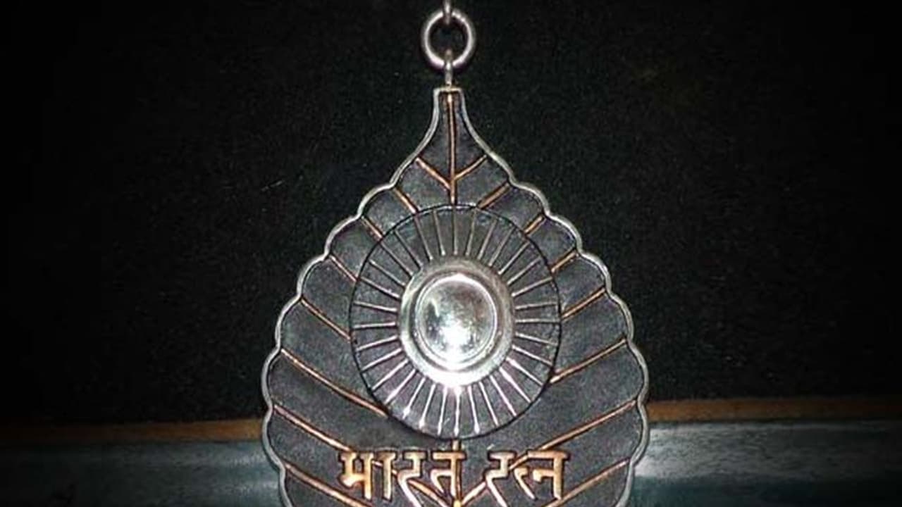 భారతరత్న ఎవరికి ఇస్తారు..? ఎందుకు ఇస్తారు ? అర్హతలేంటి ? భారతరత్న ఎవరికి ఇస్తారు..? ఎందుకు ఇస్తారు ? అర్హతలేంటి ?