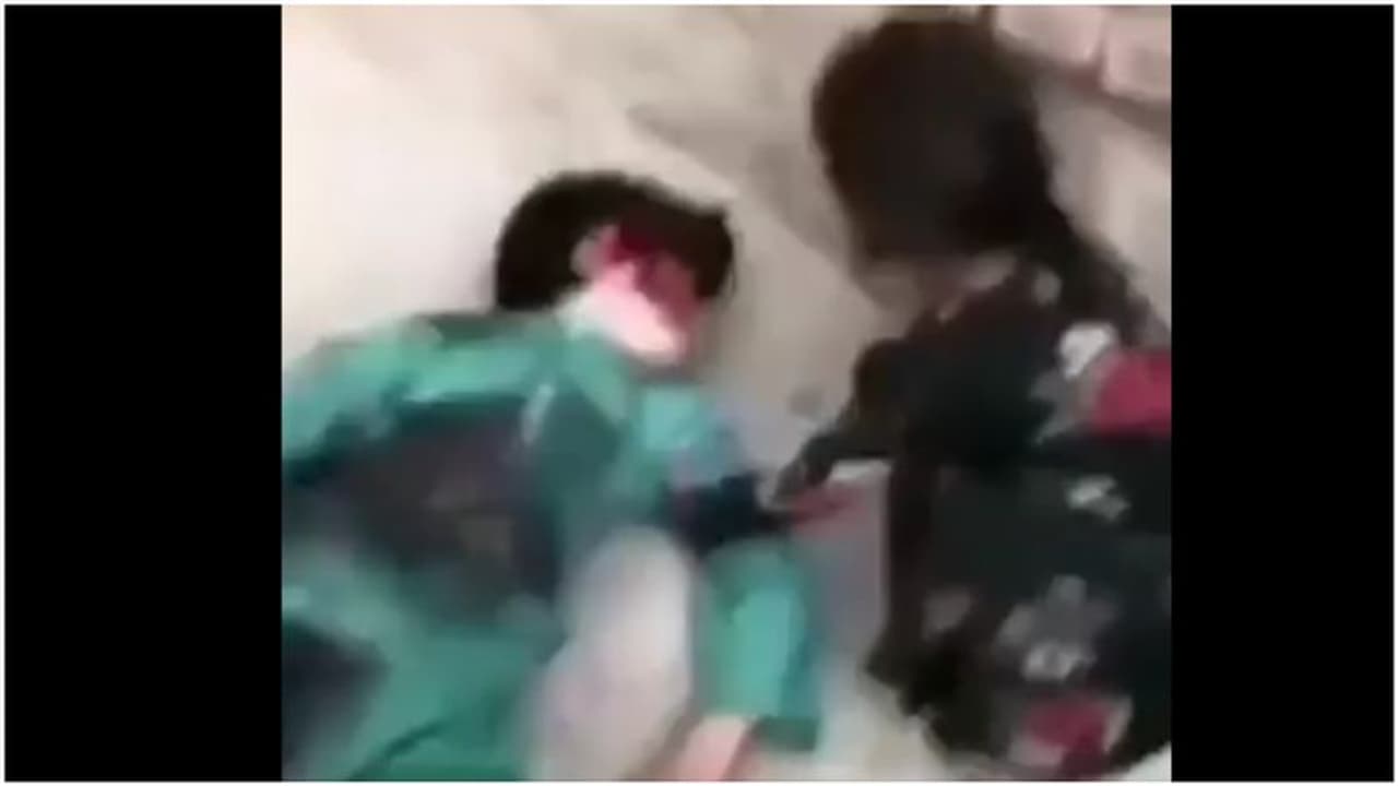 ఆఫ్ఘనిస్తాన్లో చిన్నారిని హతమార్చిన తాలిబాన్లు.. తండ్రి తిరుగుబాటు దళంలో చేరాడనే అక్కసుతో దుర్మార్గం ఆఫ్ఘనిస్తాన్లో చిన్నారిని హతమార్చిన తాలిబాన్లు.. తండ్రి తిరుగుబాటు దళంలో చేరాడనే అక్కసుతో దుర్మార్గం