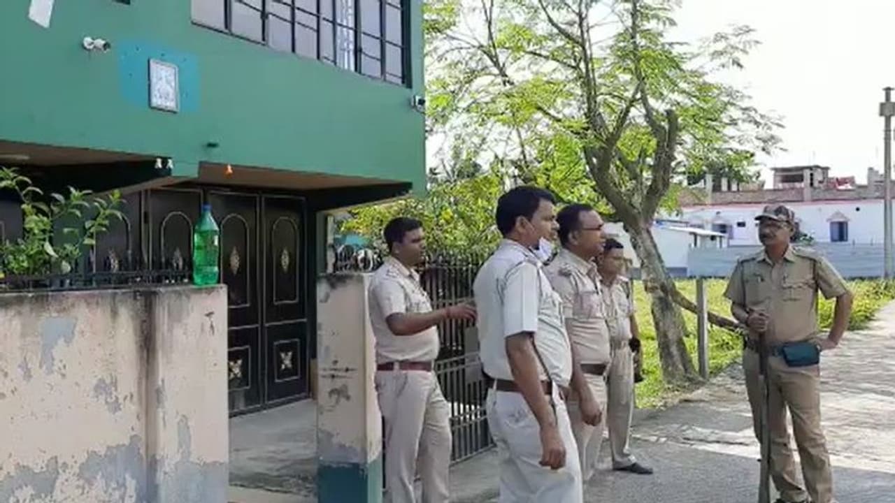 Raiganj Shootout: ৪৮ ঘন্টা পার, রায়গঞ্জের গুলিবর্ষণ কাণ্ডে 'মোটিভ' নিয়ে ধন্ধে পুলিশ Raiganj Shootout: ৪৮ ঘন্টা পার, রায়গঞ্জের গুলিবর্ষণ কাণ্ডে 'মোটিভ' নিয়ে ধন্ধে পুলিশ