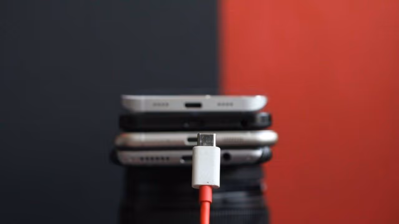 യുഎസ്ബി സി ചാർജിങ് പോർട്ട് നിർബന്ധമാക്കാനൊരുങ്ങി ഇന്ത്യ യുഎസ്ബി സി ചാർജിങ് പോർട്ട് നിർബന്ധമാക്കാനൊരുങ്ങി ഇന്ത്യ