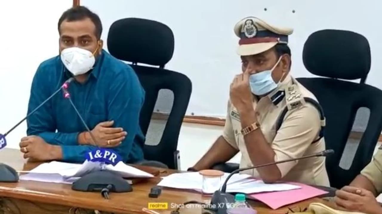 Huzurabad Bypoll: ఎలక్షన్ కోడ్ అమల్లోకి... రిటర్నింగ్ అధికారి ఆయనే..: కరీంనగర్ కలెక్టర్ (వీడియో) Huzurabad Bypoll: ఎలక్షన్ కోడ్ అమల్లోకి... రిటర్నింగ్ అధికారి ఆయనే..: కరీంనగర్ కలెక్టర్ (వీడియో)