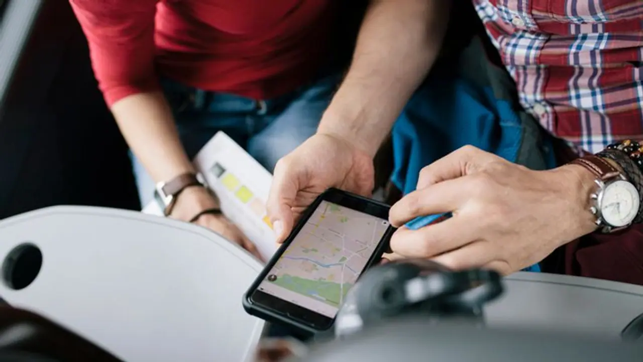 ఆస్తి పంచాలంటూ... 79 యేళ్ల మామ ఫోన్ పై కోడలు నిఘా.. రహస్యంగా కాల్ రికార్డ్స్ వింటూ.. ! ఆస్తి పంచాలంటూ... 79 యేళ్ల మామ ఫోన్ పై కోడలు నిఘా.. రహస్యంగా కాల్ రికార్డ్స్ వింటూ.. !