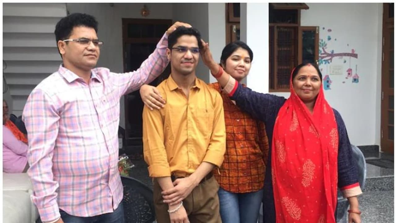 ഗോൾഡ് മെഡലോടെ ബിരുദം, ആദ്യശ്രമത്തിൽ 22ാം വയസ്സിൽ സിവിൽ സർവ്വീസ് നേടി ആദർശ്, ഈ നേട്ടത്തിന് തിളക്കമേറെ ഗോൾഡ് മെഡലോടെ ബിരുദം, ആദ്യശ്രമത്തിൽ 22ാം വയസ്സിൽ സിവിൽ സർവ്വീസ് നേടി ആദർശ്, ഈ നേട്ടത്തിന് തിളക്കമേറെ