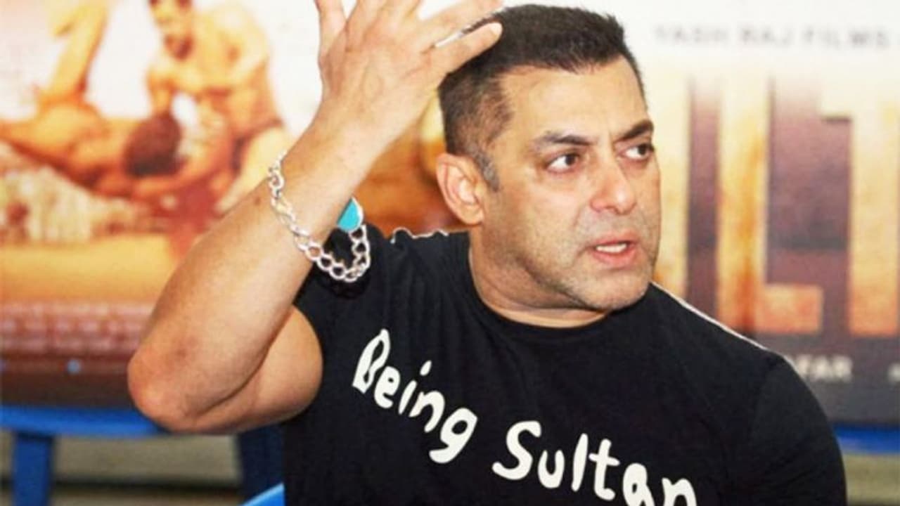 Bigg Boss 15: सलमान का शो शुरू होने से पहले ही इस कंटेस्टेंट को आया पैनिक अटैक, रातोंरात होटल छोड़ लौटी घर Bigg Boss 15: सलमान का शो शुरू होने से पहले ही इस कंटेस्टेंट को आया पैनिक अटैक, रातोंरात होटल छोड़ लौटी घर