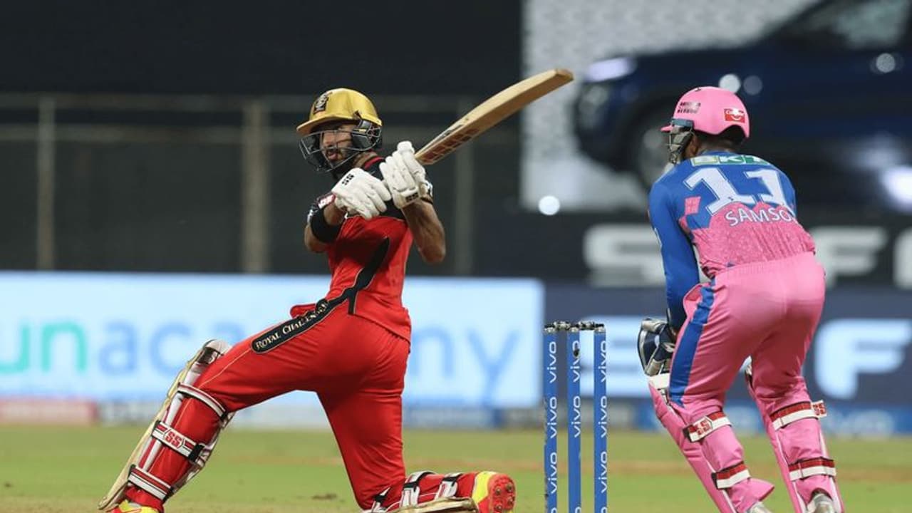 പവറോടെ തുടക്കം; പിന്നാലെ പവര്പ്ലേയില് വിക്കറ്റ് നഷ്ടമായി ആര്സിബി പവറോടെ തുടക്കം; പിന്നാലെ പവര്പ്ലേയില് വിക്കറ്റ് നഷ്ടമായി ആര്സിബി