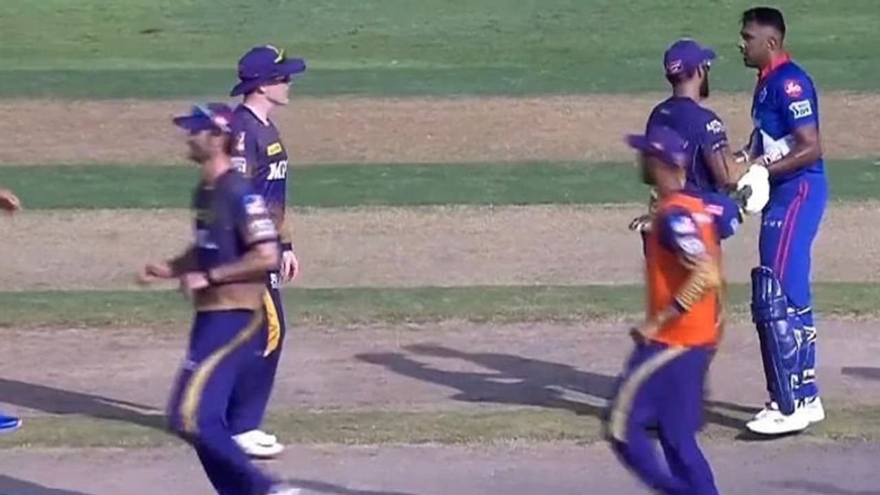 'അന്ന് ലോകകപ്പ് വേണ്ടെന്ന് പറഞ്ഞ് ലോര്ഡ്സിന് പുറത്ത് ധര്ണയിരുന്നയാളാണ്', മോര്ഗനെ പരിഹസിച്ച് സെവാഗ് 'അന്ന് ലോകകപ്പ് വേണ്ടെന്ന് പറഞ്ഞ് ലോര്ഡ്സിന് പുറത്ത് ധര്ണയിരുന്നയാളാണ്', മോര്ഗനെ പരിഹസിച്ച് സെവാഗ്