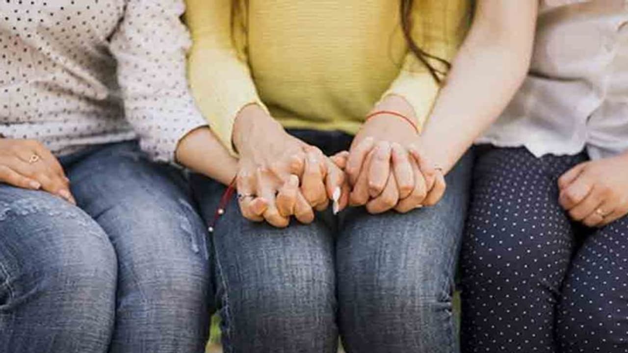 अजब गजब प्रेम कहानी: प्रेमी हुआ प्रेमिका के मां संग फरार तो युवती ने कर ली उसके पिता से शादी अजब गजब प्रेम कहानी: प्रेमी हुआ प्रेमिका के मां संग फरार तो युवती ने कर ली उसके पिता से शादी