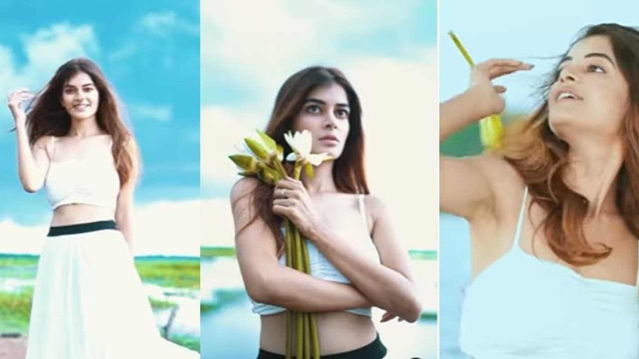 ফ্ল্যাট অ্যাবস, হাতে একগুচ্ছ শাপলা ফুল, জলাশয়ের মাঝে নৌকায় বসে এ কী করছেন মধুমিতা