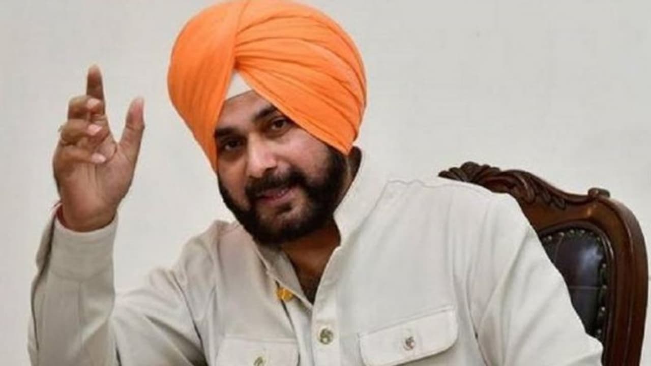 सिद्धू ने इस्तीफे से पहले किया ट्वीट, लिखा कौम की खातिर जो कट सके, वो सिर पैदा करो; शेयर की एक तस्वीर