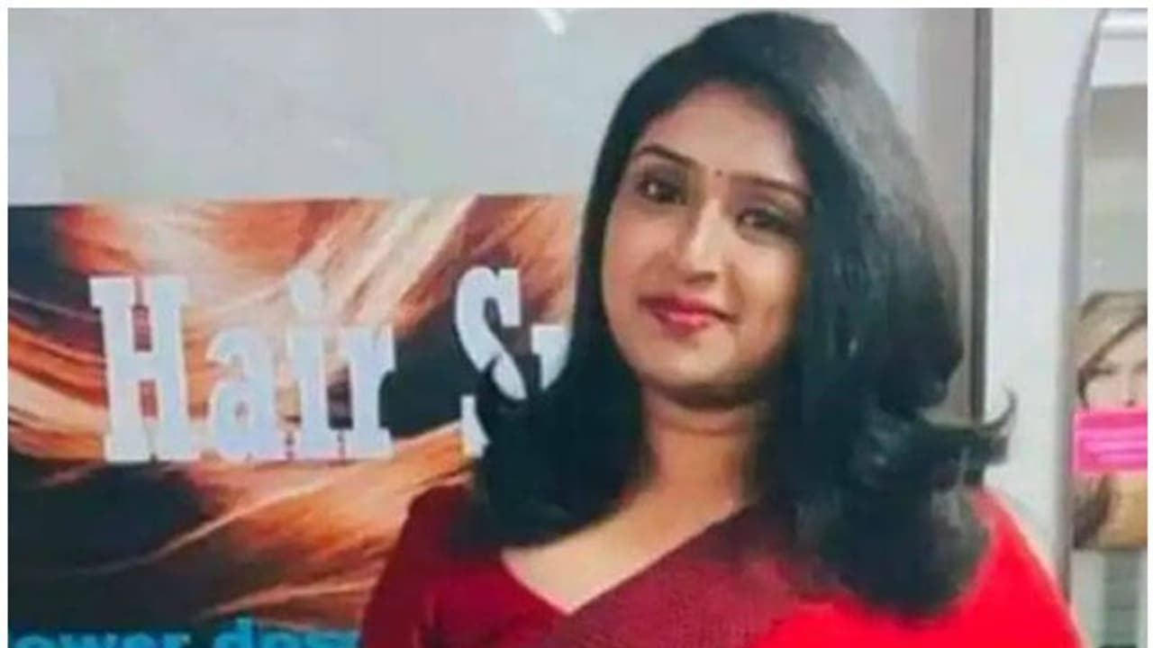 ഹൈക്കോടതി പറഞ്ഞിട്ടും കീഴടങ്ങിയില്ല; സെസി സേവ്യറിനായി പൊലീസ് ലുക്ക് ഔട്ട് നോട്ടീസ് പുറത്തിറക്കി ഹൈക്കോടതി പറഞ്ഞിട്ടും കീഴടങ്ങിയില്ല; സെസി സേവ്യറിനായി പൊലീസ് ലുക്ക് ഔട്ട് നോട്ടീസ് പുറത്തിറക്കി