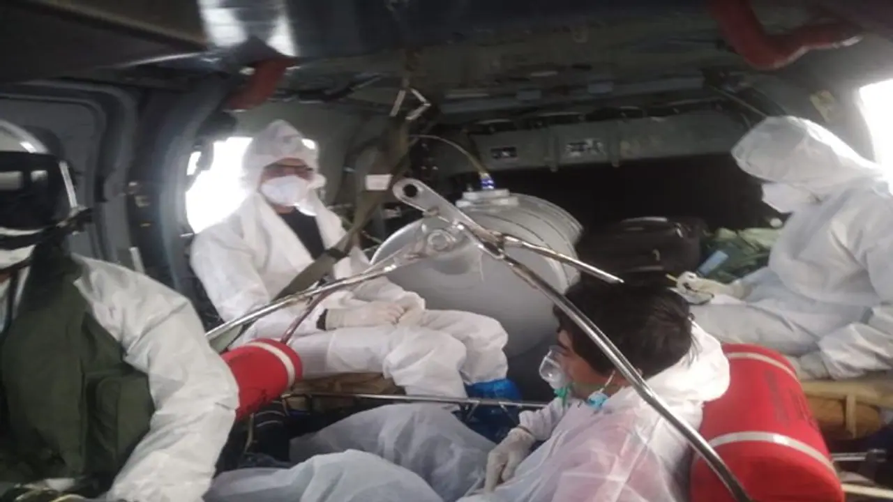 Coronavirus: মাঝসমুদ্রের ঝড়ের মধ্যে রুদ্ধশ্বাস অভিযান, করোনা আক্রান্তকে উদ্ধার করল ভারতের নৌবাহিনী Coronavirus: মাঝসমুদ্রের ঝড়ের মধ্যে রুদ্ধশ্বাস অভিযান, করোনা আক্রান্তকে উদ্ধার করল ভারতের নৌবাহিনী