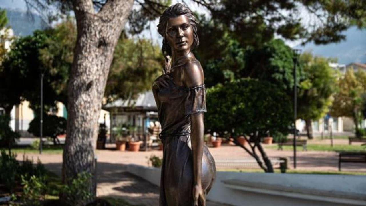 സ്ത്രീയെ വെറും ശരീരം മാത്രമായി കാണുന്നു, ഇറ്റലിയിൽ ശിൽപത്തിന് നേരെ വലിയ പ്രതിഷേധം സ്ത്രീയെ വെറും ശരീരം മാത്രമായി കാണുന്നു, ഇറ്റലിയിൽ ശിൽപത്തിന് നേരെ വലിയ പ്രതിഷേധം