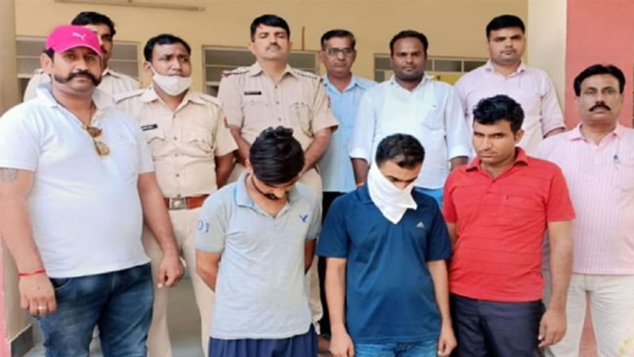 REET पेपर लीक मामले में 100 लोगों की गिरफ्तारी: नहीं मिला 'मास्टरमाइंड', 20 सरकारी कर्मचारी सस्पेंड REET पेपर लीक मामले में 100 लोगों की गिरफ्तारी: नहीं मिला 'मास्टरमाइंड', 20 सरकारी कर्मचारी सस्पेंड