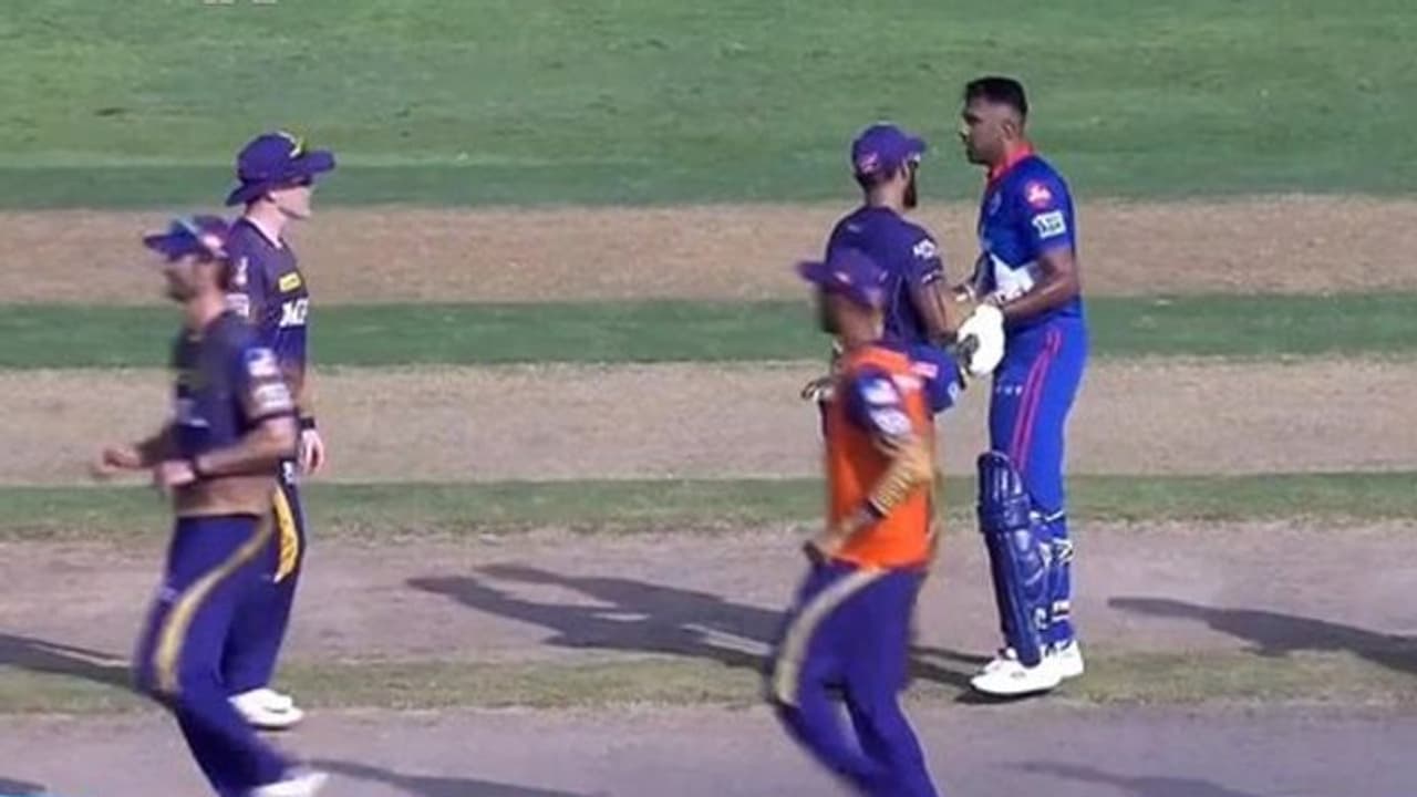 ഐപിഎല്‍ 2021: അശ്വിനും സൗത്തിയും ചൂടേറിയ വാക്കുതര്‍ക്കം; രംഗം ശാന്തമാക്കി കാര്‍ത്തിക് വീഡിയോ