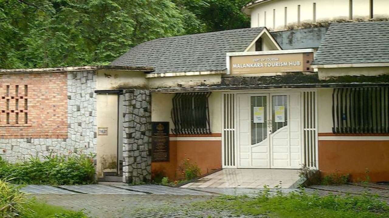 രണ്ടരക്കോടിക്ക് വിലയില്ലേ? കാട് കയറി നശിച്ച് മലങ്കരയുടെ സ്വപ്ന പദ്ധതി, കണ്ണടച്ച് ഇരുട്ടാക്കി അധികൃതര് രണ്ടരക്കോടിക്ക് വിലയില്ലേ? കാട് കയറി നശിച്ച് മലങ്കരയുടെ സ്വപ്ന പദ്ധതി, കണ്ണടച്ച് ഇരുട്ടാക്കി അധികൃതര്