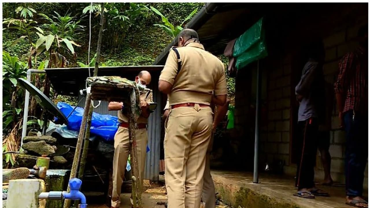 ഇടുക്കിയില് ഇതരസംസ്ഥാനക്കാരിയായ 14 കാരി മരിച്ച നിലയില്; മൃതദേഹം കണ്ടെത്തിയത് വീടിന് പുറകില് നിന്ന് ഇടുക്കിയില് ഇതരസംസ്ഥാനക്കാരിയായ 14 കാരി മരിച്ച നിലയില്; മൃതദേഹം കണ്ടെത്തിയത് വീടിന് പുറകില് നിന്ന്