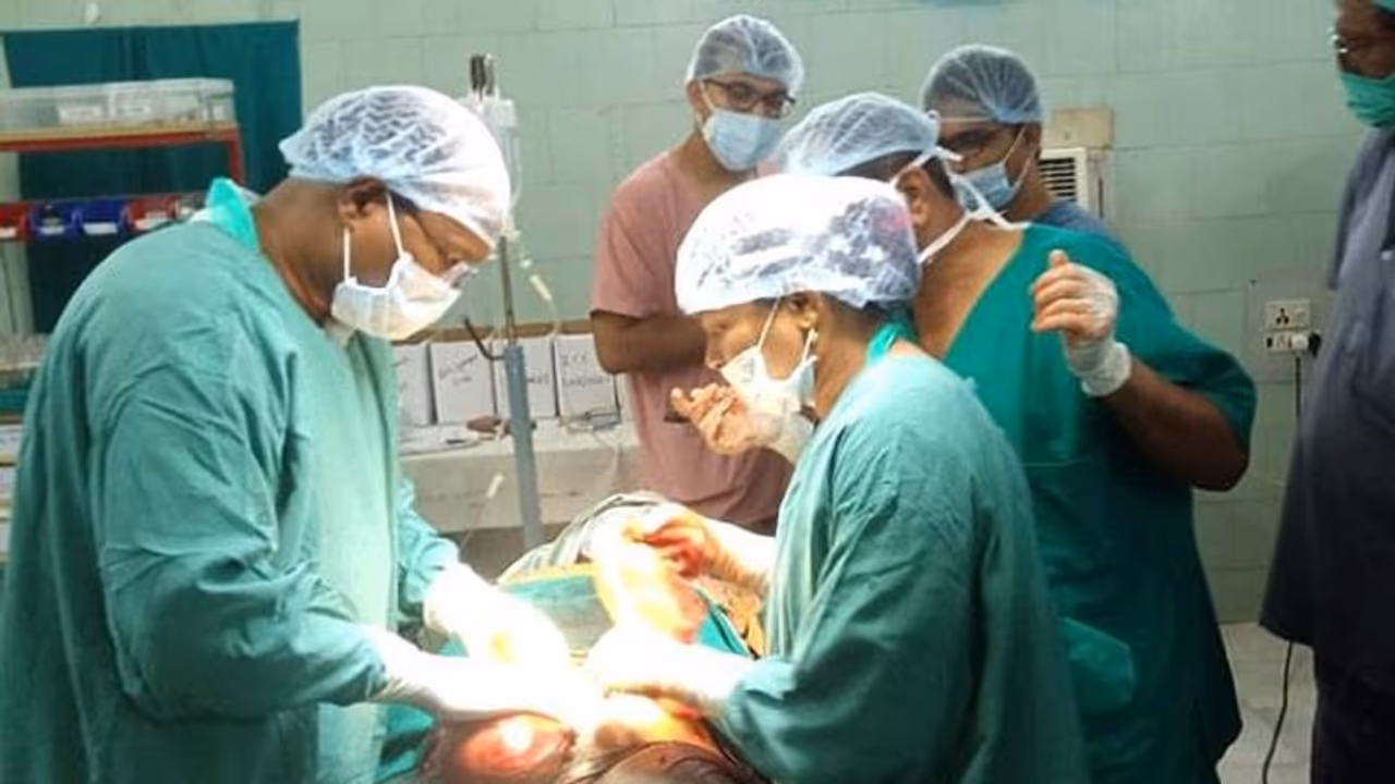 మేయర్ అయినా వృత్తి ధర్మం మరువలేదు.. సకాలంలో స్పందించి గర్బిణీకి ప్రాణం పోశాడు... మేయర్ అయినా వృత్తి ధర్మం మరువలేదు.. సకాలంలో స్పందించి గర్బిణీకి ప్రాణం పోశాడు...