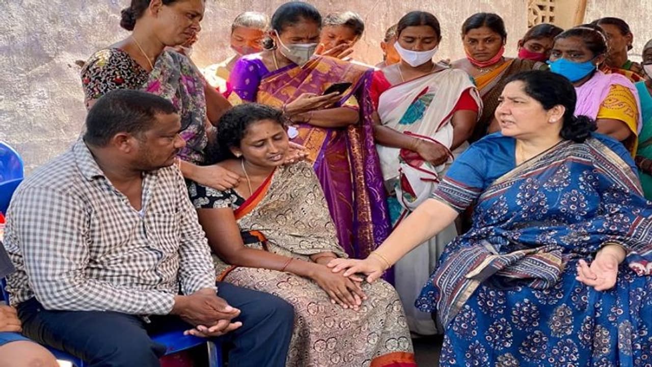 కరెంట్ షాక్ కొట్టి మరణించిన దీక్షిత కుటుంబానికి... సత్యవతి రాథోడ్ పరామర్శ, ఆర్థిక సాయం (వీడియో) కరెంట్ షాక్ కొట్టి మరణించిన దీక్షిత కుటుంబానికి... సత్యవతి రాథోడ్ పరామర్శ, ఆర్థిక సాయం (వీడియో)