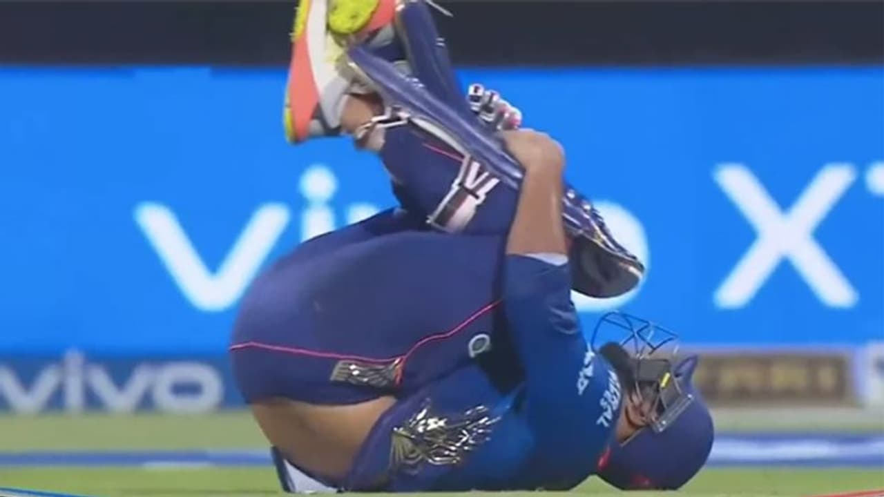 बॉलर ने बैट्समैन को ऐसी जगह फेंककर मारी बॉल की दर्द के मारे जमीन पर लेट गया खिलाड़ी, फिर ऐसे दिया करारा जवाब बॉलर ने बैट्समैन को ऐसी जगह फेंककर मारी बॉल की दर्द के मारे जमीन पर लेट गया खिलाड़ी, फिर ऐसे दिया करारा जवाब