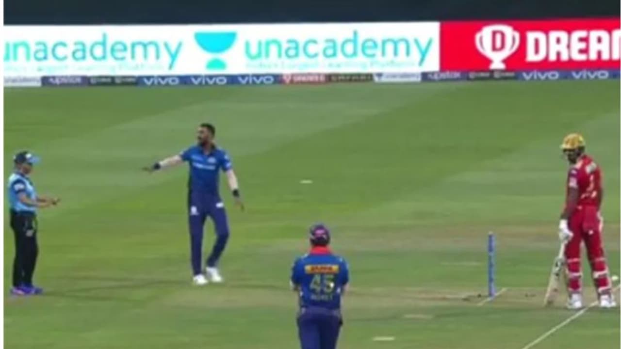 ഇതാണ് സ്പോര്ട്സ്മാന്ഷിപ്പ്; രോഹിത്തിനും ക്രുനാലിനും കയ്യടിച്ച് ആരാധകര്, സ്വാഗതം ചെയ്ത് രാഹുല് ഇതാണ് സ്പോര്ട്സ്മാന്ഷിപ്പ്; രോഹിത്തിനും ക്രുനാലിനും കയ്യടിച്ച് ആരാധകര്, സ്വാഗതം ചെയ്ത് രാഹുല്