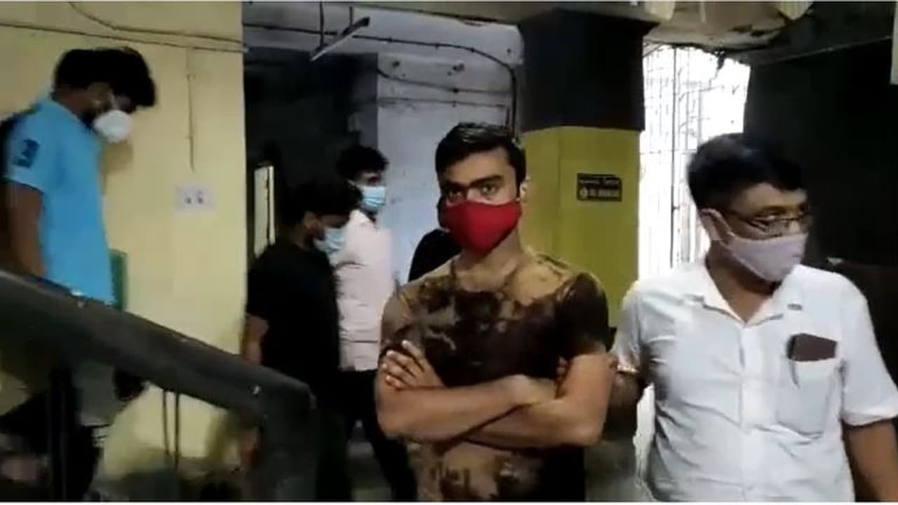 শপিংয়ে আকর্ষণীয় অফার, লোভে পড়ে প্রতারণার শিকার প্রাক্তন আইএএস অফিসার, গ্রেফতার ৫ শপিংয়ে আকর্ষণীয় অফার, লোভে পড়ে প্রতারণার শিকার প্রাক্তন আইএএস অফিসার, গ্রেফতার ৫