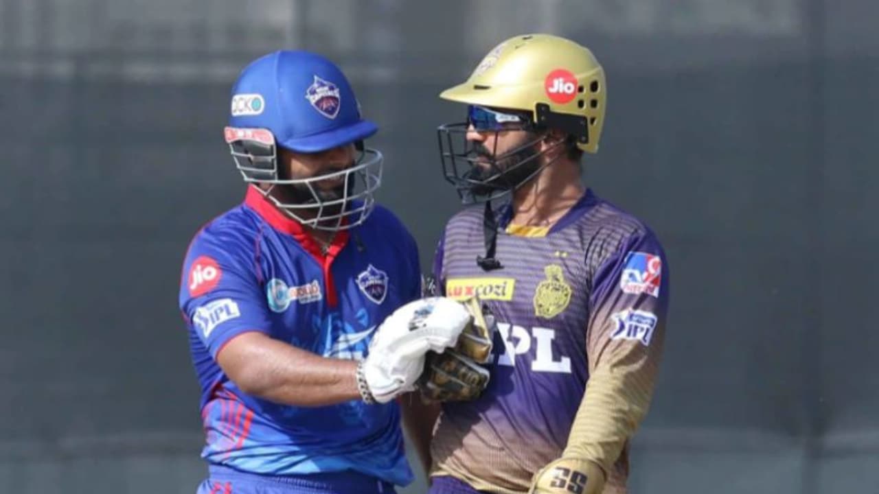 ഡികെയുടെ തലയ്ക്ക് നേരെ ആഞ്ഞുവീശി റിഷഭ് പന്ത്; രക്ഷപ്പെട്ടത് തലനാരിഴയ്ക്ക് വീഡിയോ ഡികെയുടെ തലയ്ക്ക് നേരെ ആഞ്ഞുവീശി റിഷഭ് പന്ത്; രക്ഷപ്പെട്ടത് തലനാരിഴയ്ക്ക് വീഡിയോ