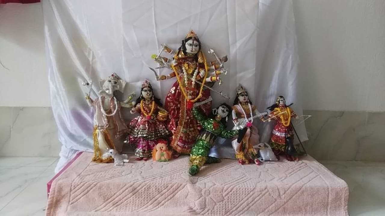 Durga Puja নাতনির আবদার মেটাতে কাপড়ের প্রতিমায় মায়ের আবাহন বালুরঘাটের চক্রবর্তী পরিবারে Durga Puja নাতনির আবদার মেটাতে কাপড়ের প্রতিমায় মায়ের আবাহন বালুরঘাটের চক্রবর্তী পরিবারে