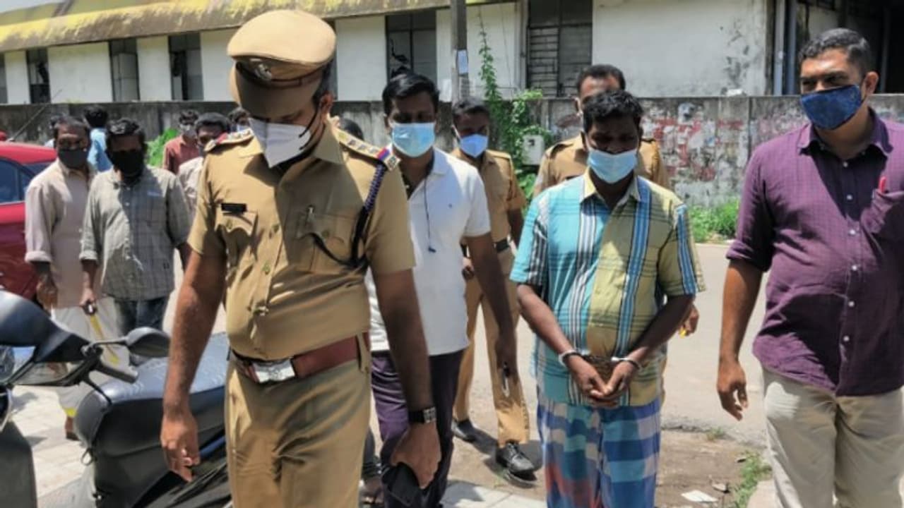 സ്വര്ണ്ണക്കടയുടെ ഭിത്തി തുരന്ന് മോഷണം; ഒരു പ്രതി കൂടി പൊലീസ് പിടിയില് സ്വര്ണ്ണക്കടയുടെ ഭിത്തി തുരന്ന് മോഷണം; ഒരു പ്രതി കൂടി പൊലീസ് പിടിയില്