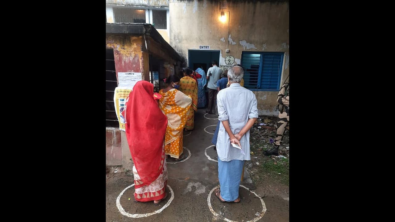 BREAKING: 9 மாவட்டங்களில் தொடங்கியது உள்ளாட்சி தேர்தல் வாக்குப்பதிவு… பலத்த பாதுகாப்பு BREAKING: 9 மாவட்டங்களில் தொடங்கியது உள்ளாட்சி தேர்தல் வாக்குப்பதிவு… பலத்த பாதுகாப்பு