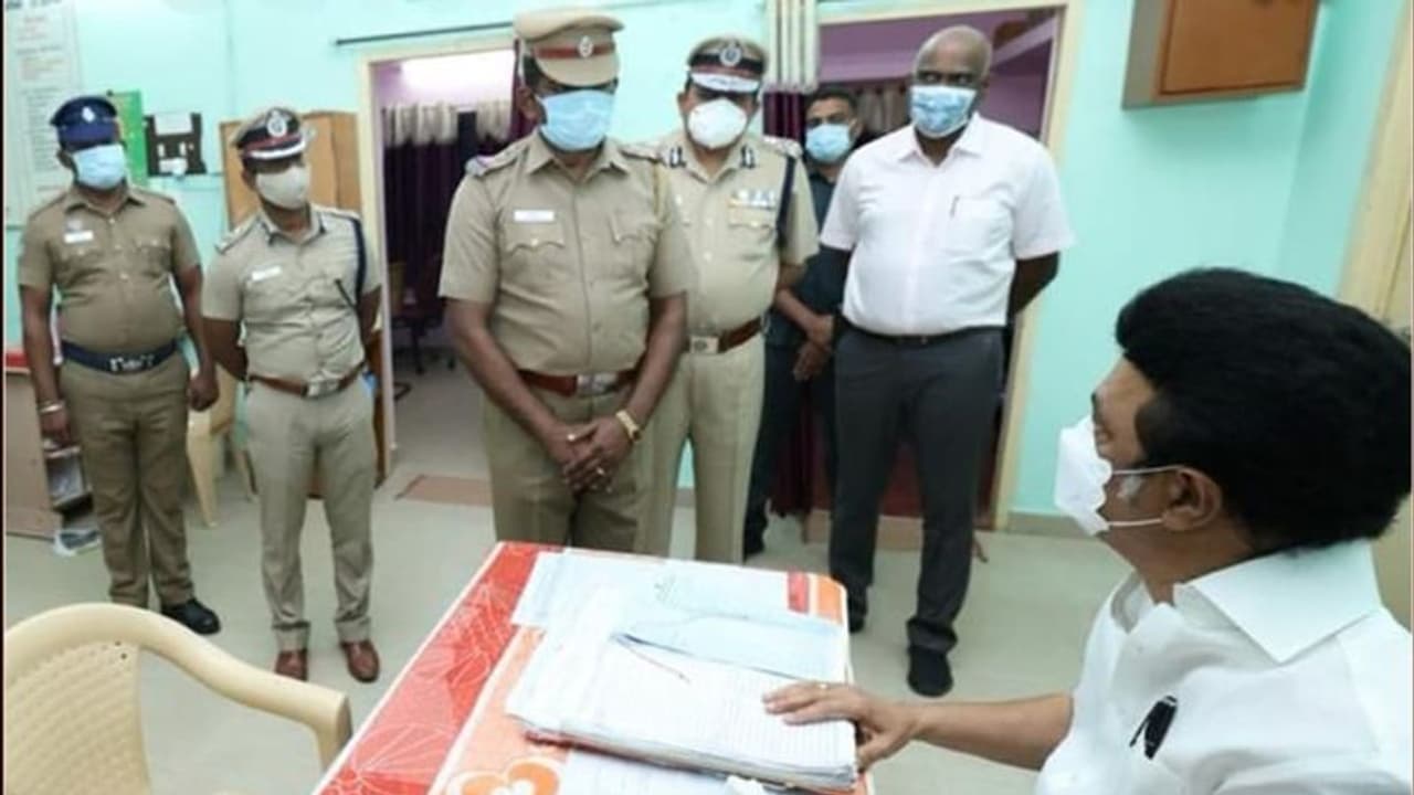 போலீஸ் ஸ்டேஷனுக்குள் அதிரடியாக நுழைந்த முதலமைச்சர் ஸ்டாலின். அலறிய காக்கிகள்.. வைரலாகும் போட்டோஸ்.