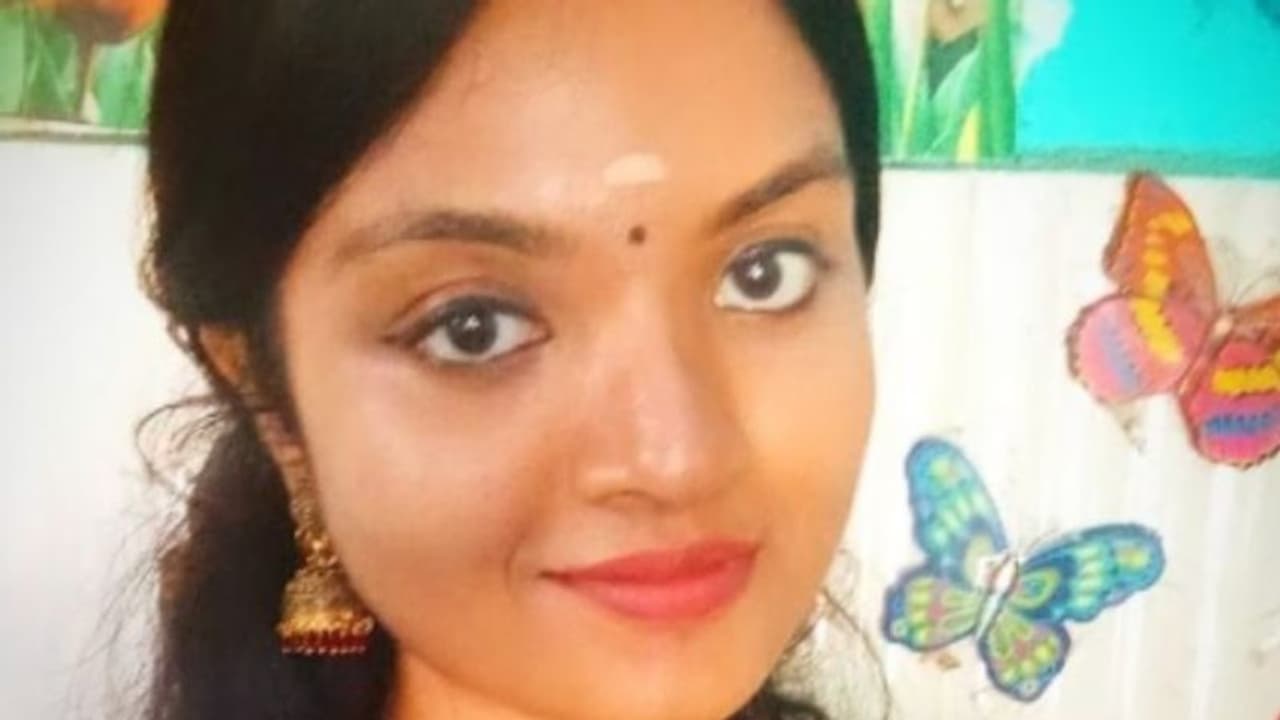 ഹോട്ടല് സപ്ലയര് ആയി ചിത്രീകരിക്കുന്ന ട്രോള്, മറുപടിയുമായി ബിഗ് ബോസ് താരം സൂര്യ ജെ മേനോൻ ഹോട്ടല് സപ്ലയര് ആയി ചിത്രീകരിക്കുന്ന ട്രോള്, മറുപടിയുമായി ബിഗ് ബോസ് താരം സൂര്യ ജെ മേനോൻ