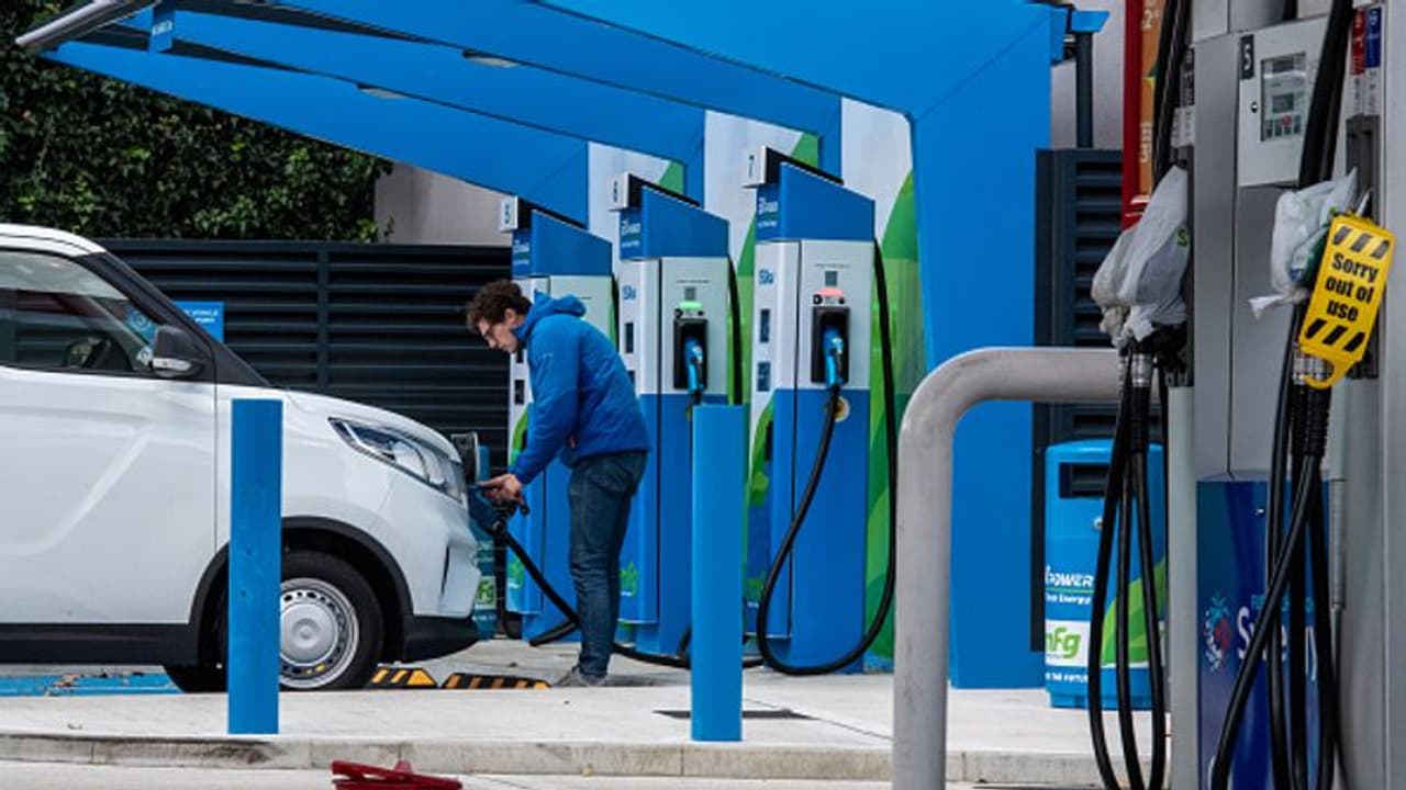 പെട്രോള്‍ പമ്പുകളില്‍ വിആര്‍എസ് സ്ഥാപിച്ചില്ല; ഐഒസിക്കും ഭാരത് പെട്രോളിയത്തിനും വന്‍തുക പിഴ