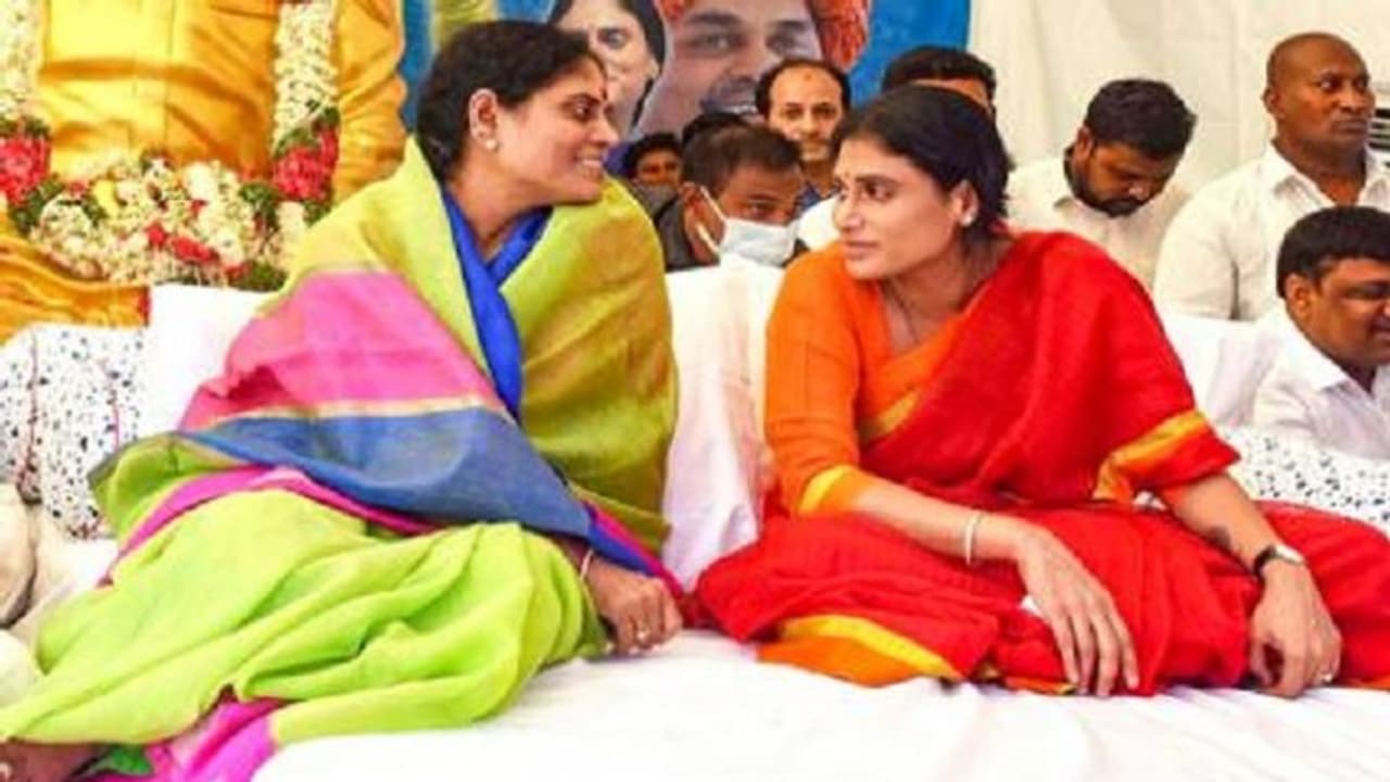 వైసిపీకి అమ్మ రాజీనామాపై వైఎస్ షర్మిల షాకింగ్ రియాక్షన్ వైసిపీకి అమ్మ రాజీనామాపై వైఎస్ షర్మిల షాకింగ్ రియాక్షన్