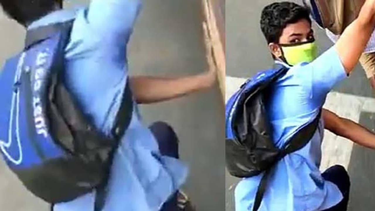 மாநகர பேருந்தில் தொங்கியபடி, கால்களை தரையில் தேய்த்து பள்ளி மாணவர்கள் அட்டகாசம்.. கண்டித்த ஓட்டுநருக்கு அடி.!