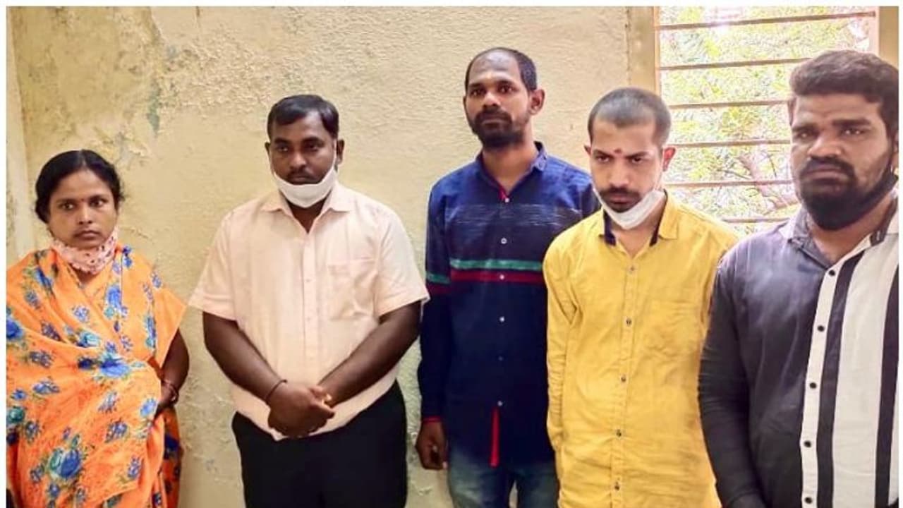 హైదరాబాద్లో భర్తను చంపిన భార్య.. ఐదుగురు దోషులకు యావజ్జీవ శిక్ష హైదరాబాద్లో భర్తను చంపిన భార్య.. ఐదుగురు దోషులకు యావజ్జీవ శిక్ష