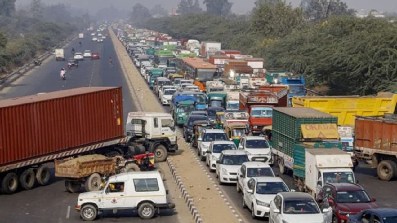 കർഷകസമരം: റോഡ് ഉപരോധം അനന്തമായി തുടരാനാവില്ലെന്ന് സുപ്രീംകോടതി കർഷകസമരം: റോഡ് ഉപരോധം അനന്തമായി തുടരാനാവില്ലെന്ന് സുപ്രീംകോടതി